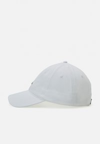 Gorra de béisbol blanca de algodón con visera curva, logo bordado en el lateral y diseño de seis paneles con orificios de ventilación.