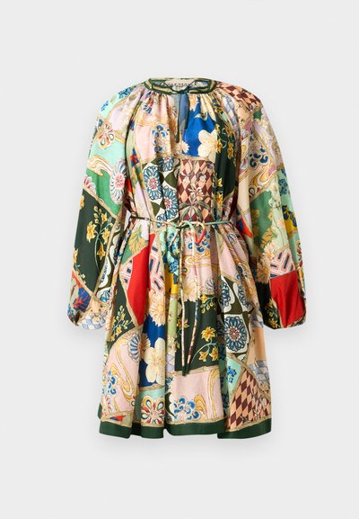 Vestido em patchwork colorido com decote redondo, cintura com cordão ajustável, mangas longas e padrões florais e geométricos variados. Tecido em mistura de algodão.