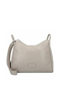 Borsa a mano in pelle grigia chiara con una superficie liscia, una forma curva e una lunga tracolla. Presenta una chiusura con zip e un piccolo tag del marchio sul davanti.