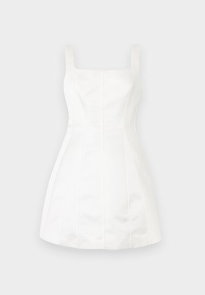 Robe mini blanche sans manches avec encolure carrée et corsage ajusté présentant des détails de coutures verticales.