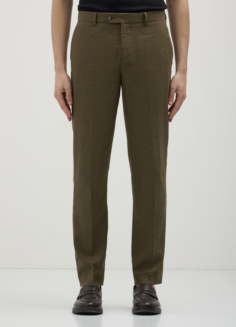Pantalons en lin olive avec une finition texturée, coupe droite, fermeture à bouton sur le devant et poches latérales, associés à des chaussures marron foncé.