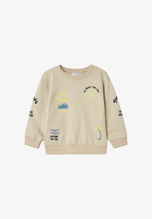 Jasno beżowy sweatshirt z kolorową haftowaną grafiką słońca, fal i palmy; ściągacze przy mankietach i u dołu, klasyczny dekolt.
