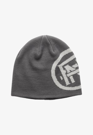 Grijze gebreide beanie met een groot wit logo-ontwerp. De stof heeft een gladde textuur en een nauwsluitende pasvorm, geschikt voor koud weer.