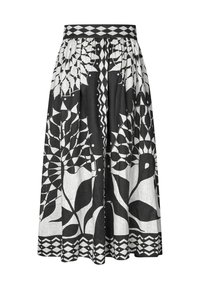 Črno-bela krilna obleka s cvetličnimi in geometrijskimi vzorci, zbrana v pasu, s dekorativnim robom v diamantskem vzorcu.