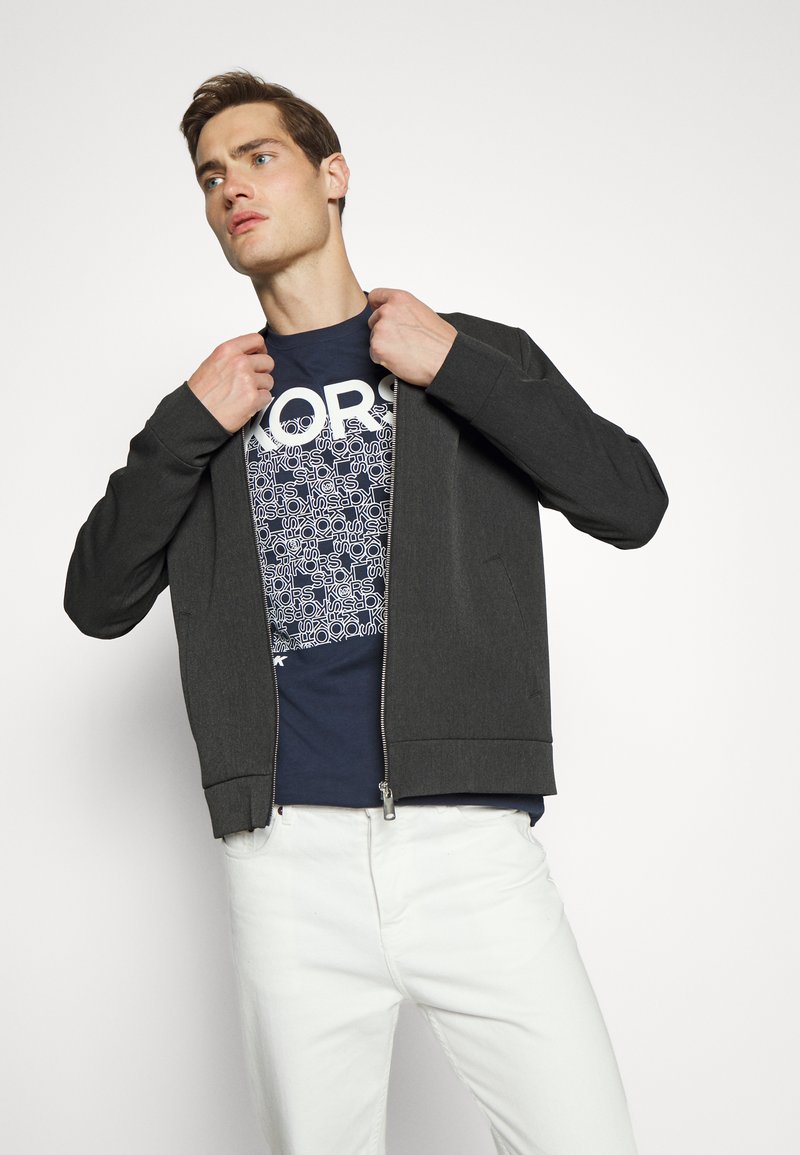 Herren T-Shirts basic | Michael Kors NEWSPRINT TEE T-Shirt print dark blue/dunkelblau - BI56102 Herren T-Shirts basic | Michael Kors NEWSPRINT TEE T-Shirt print dark blue/dunkelblau - BI56102