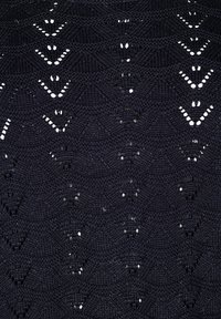 Dunkelblauer gestrickter Stoff mit sich wiederholenden geometrischen Spitze-Mustern, die Diamanten und dreieckige Formen bilden.