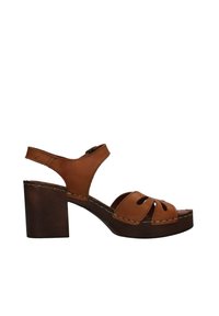 Sandali platform in pelle marrone con punta aperta, design a traforo e tacco grosso. Presentano dettagli di cucitura e una fascia alla caviglia.