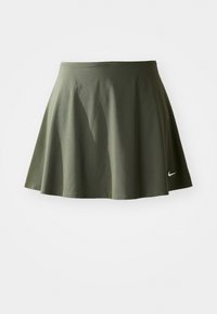 Falda deportiva verde en A, hecha de un tejido suave, con una cintura elástica y un pequeño logo de Nike en blanco en la parte inferior izquierda.