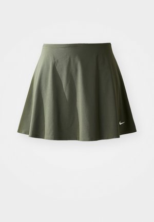 Gonna sportiva verde a forma di A realizzata in tessuto morbido, con una vita elasticizzata e un piccolo logo Nike bianco sul lato sinistro in basso.