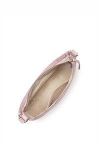 Sac en cuir rose clair avec une texture lisse, fermeture éclair dorée et poche intérieure. Le design ouvert révèle une doublure beige et des compartiments.