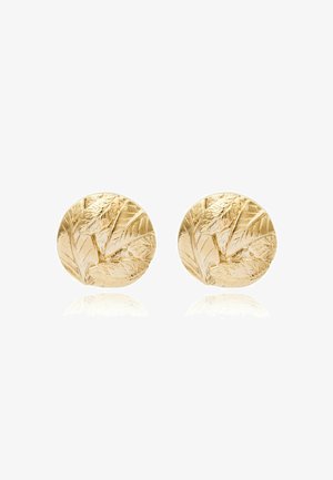 Boucles d'oreilles dorées avec une forme ronde et un motif de feuilles texturé, présentant des détails complexes et une finition polie.