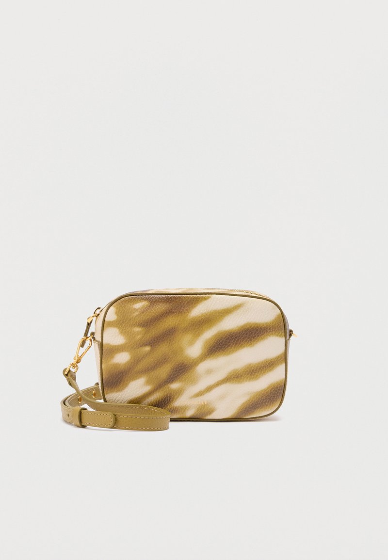 Μικρή ορθογώνια τσάντα ώμου με μπεζ και καφέ tie-dye σχέδιο και ρυθμιζόμενο ταν λουράκι σε λευκό φόντο.