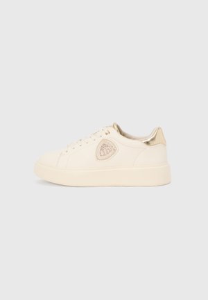 Biały skórzany sneaker z teksturowaną kremową podeszwą środkową, złotymi akcentami na pięcie i logo oraz okrągłymi sznurowadłami. Gładkie wykończenie.