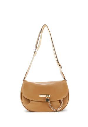 Jasnobrązowa skórzana torebka na ramię z regulowanym beżowym paskiem, złotym łańcuszkiem i małą kłódką na przedniej klapie.