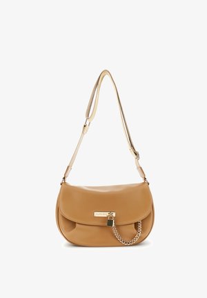 Jasnobrązowa skórzana torebka na ramię z regulowanym beżowym paskiem, złotym łańcuszkiem i małą kłódką na przedniej klapie.