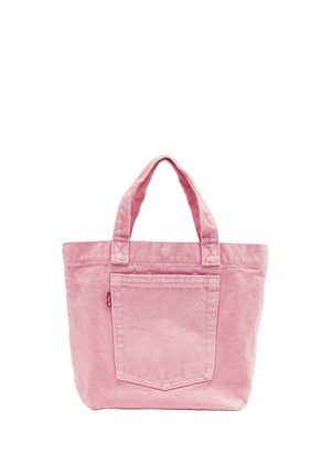 Mała różowa płócienna torba na ramię z dwoma uchwytami i zewnętrzną kwadratową kieszenią z przodu, na białym tle.