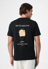 Fila NAVIGLI PASTA REGULAR - Printtipaita - black