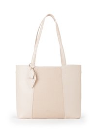 Borsa tote beige con tessuto contrastante testurizzato e pelle liscia, dotata di due manici lunghi e di un piccolo tag rimovibile.