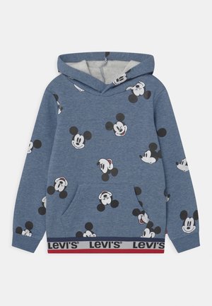 Sudadera azul claro con un bolsillo frontal que presenta caras de Mickey Mouse en blanco y negro. Acabada con un logo impreso de Levi's en el dobladillo.