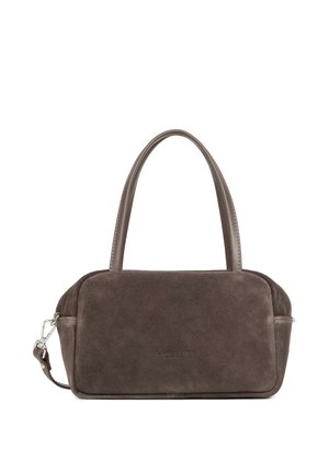 Sac à main rectangulaire en daim marron avec deux poignées en cuir lisse et une bandoulière latérale amovible, nom de la marque embossé centré sur le devant.