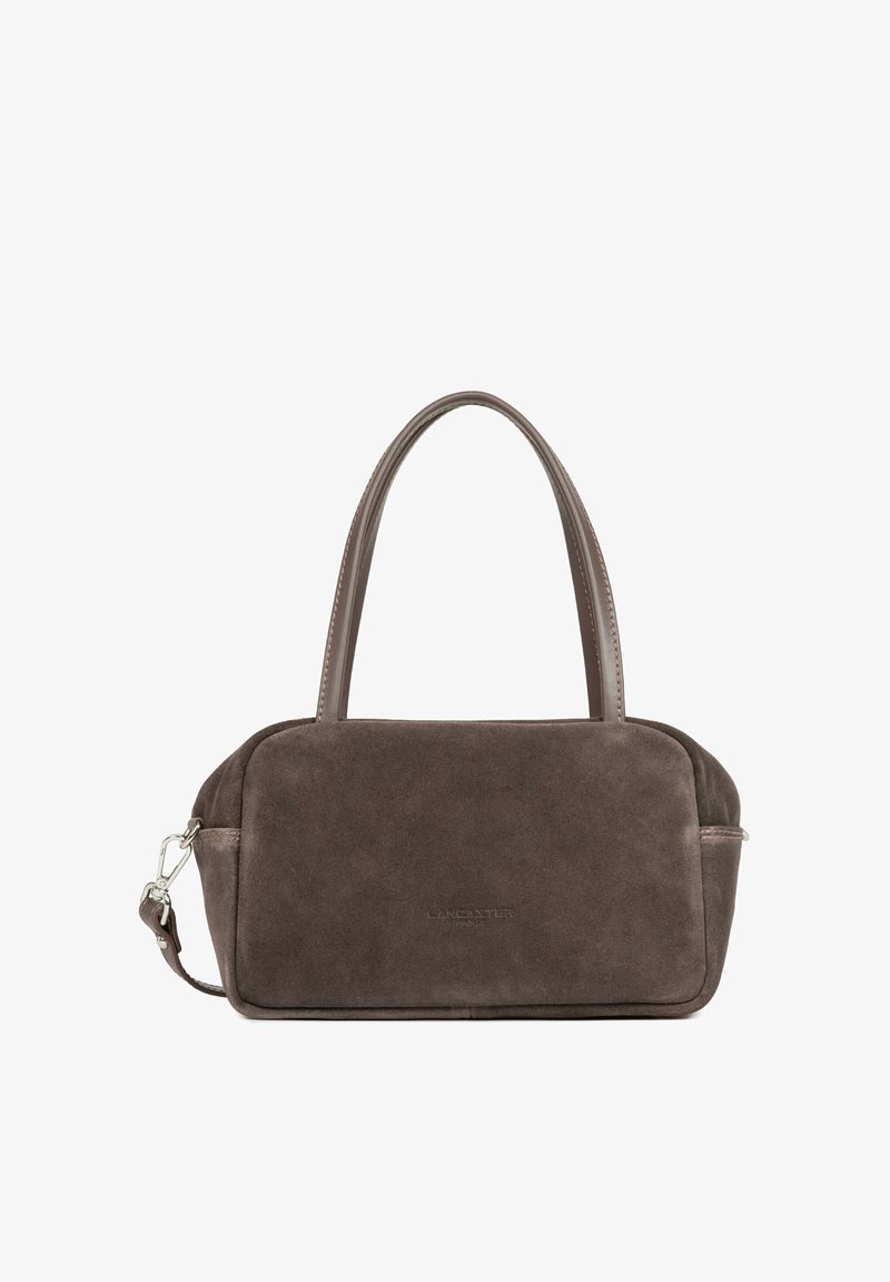 Sac à main rectangulaire en daim marron avec deux poignées en cuir lisse et une bandoulière latérale amovible, nom de la marque embossé centré sur le devant.