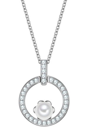 Collana in argento con pendente a forma circolare. Perla centrale circondata da gemme trasparenti. Catena con maglie e finitura lucida.