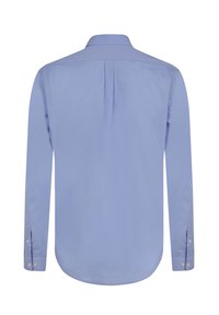 Camisa de vestir azul claro con mangas largas, cuello clásico y puños abotonados. Presenta un pliegue en la parte posterior para mayor ajuste y comodidad.