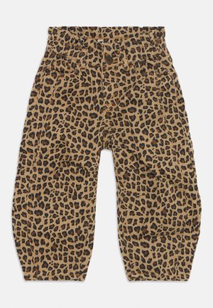 Leopardmønstrede bukser har en tan baggrund med sorte og brune pletter, knaplukning, bæltestropper og sidelommer. Teksturstof.