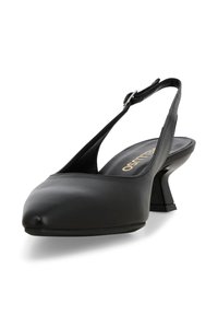 Scarpa slingback in pelle nera con tacco basso, punta affilata e fibbia laterale regolabile.