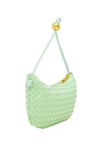 Borsa intrecciata verde menta con una forma curva, zip dorata e un accento rotondo dorato sulla tracolla per un trasporto sicuro.