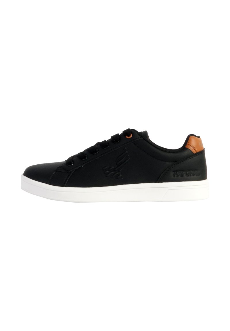 Zapatillas bajas negras con parte superior lisa, suela de goma blanca y acento marrón en el talón. Presenta seis ojetes y una marca sutil.