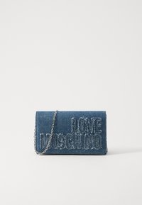 Borsa a pochette in denim con tracolla a catena, caratterizzata dalla scritta "LOVE MOSCHINO" in rilievo con filo a contrasto. Forma rettangolare, colore blu medio.