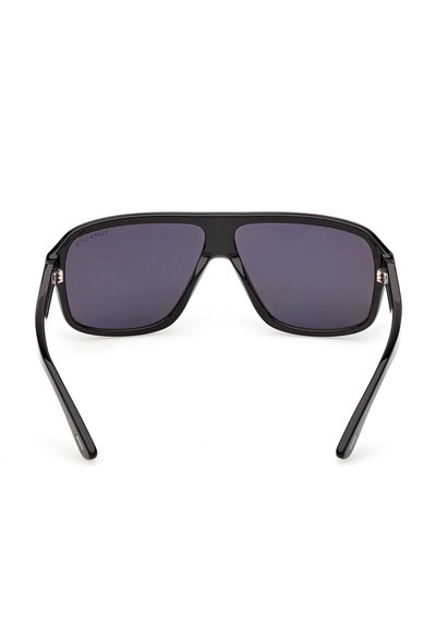 Occhiali da sole rettangolari con montatura nera, lenti scure, aste leggermente curve e un ponte solido tra le lenti.