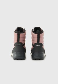 Botines negros y rosas con parte superior acolchada, puntera redonda y entre suela negra en contraste. Presentan la marca Geox en el talón.