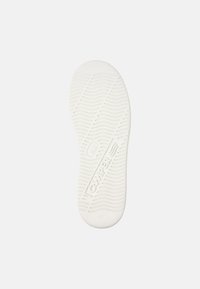 Suela de zapato de goma blanca con un patrón de olas y la marca "CAMPER". Marcada con la talla "42" cerca del talón. Textura suave.