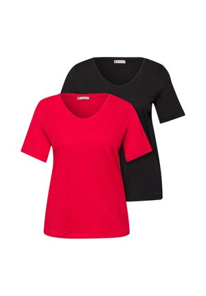 To kortærmede V-hals T-shirts, den ene rød foran og den anden sort bagved, vist mod en hvid baggrund.