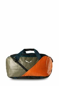 Bolsa deportiva tipo duffle en verde, naranja y negro, con diseño geométrico, material duradero y asas dobles con correa desmontable.