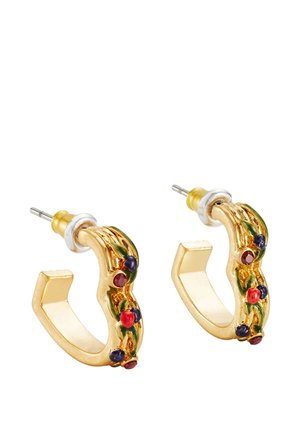 Orecchini a cerchio in tono oro con accenti floreali e di bacche in smalto rosso, viola e verde, con chiusure a perno e fermagli in plastica trasparente.
