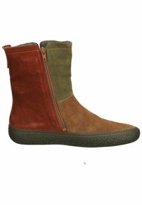 Bottines en daim avec un design en bloc de couleurs rouge, vert et marron, dotées d'une fermeture éclair sur le côté et d'une semelle en caoutchouc texturée.
