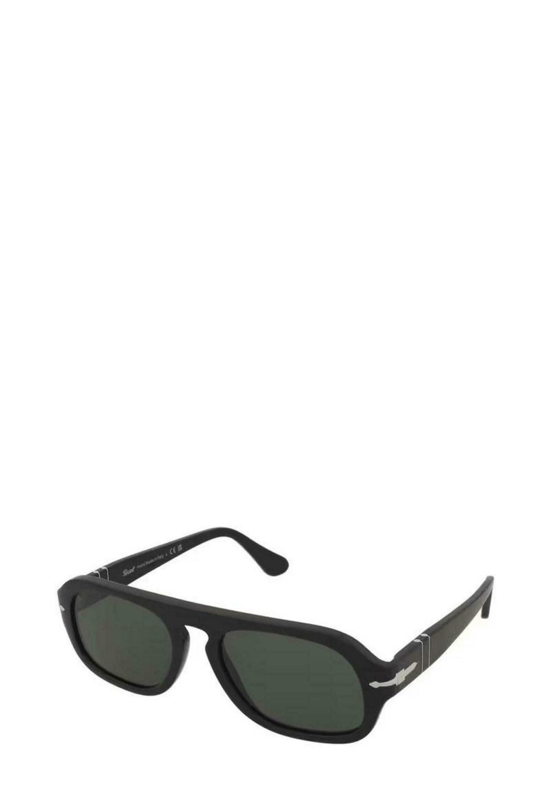 Gafas de sol rectangulares negras con lentes oscuros, acabado mate y acentos plateados en las patillas. Presenta un diseño robusto y brazos resistentes.