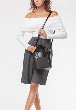 Borsa a mano in pelle nera con forma strutturata e superficie texturizzata. Caratterizzata da manici doppi e una tracolla removibile.