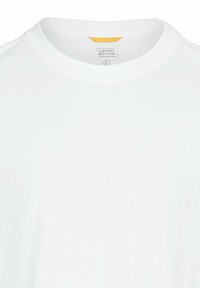 Witte katoenen T-shirt met een ronde halslijn, met een gele accent bij het label. Eenvoudig ontwerp, gladde textuur en onversierde oppervlakte.