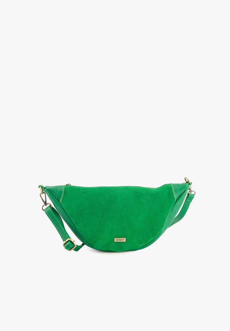 Grüne Wildlederhandtasche mit geschwungenem Design, verstellbarem Tragegurt und Metallbeschlägen. Verfügt über eine strukturierte Oberfläche und ein Logodetail.