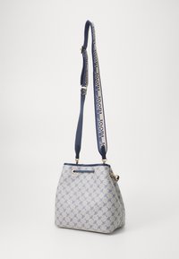 Borsa a secchiello in tessuto stampato, con un design blu e crema. Dettagli dorati, doppio manico, uno regolabile. Forma strutturata e affusolata.