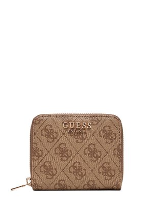 Cartera marrón de Guess con patrón de logo en toda la superficie, cremallera dorada y la inscripción dorada "GUESS EST 1981" en el frente.