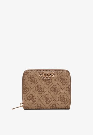 Portefeuille marron Guess avec motif logo intégral, fermeture éclair dorée et inscription "GUESS EST 1981" dorée sur le devant.