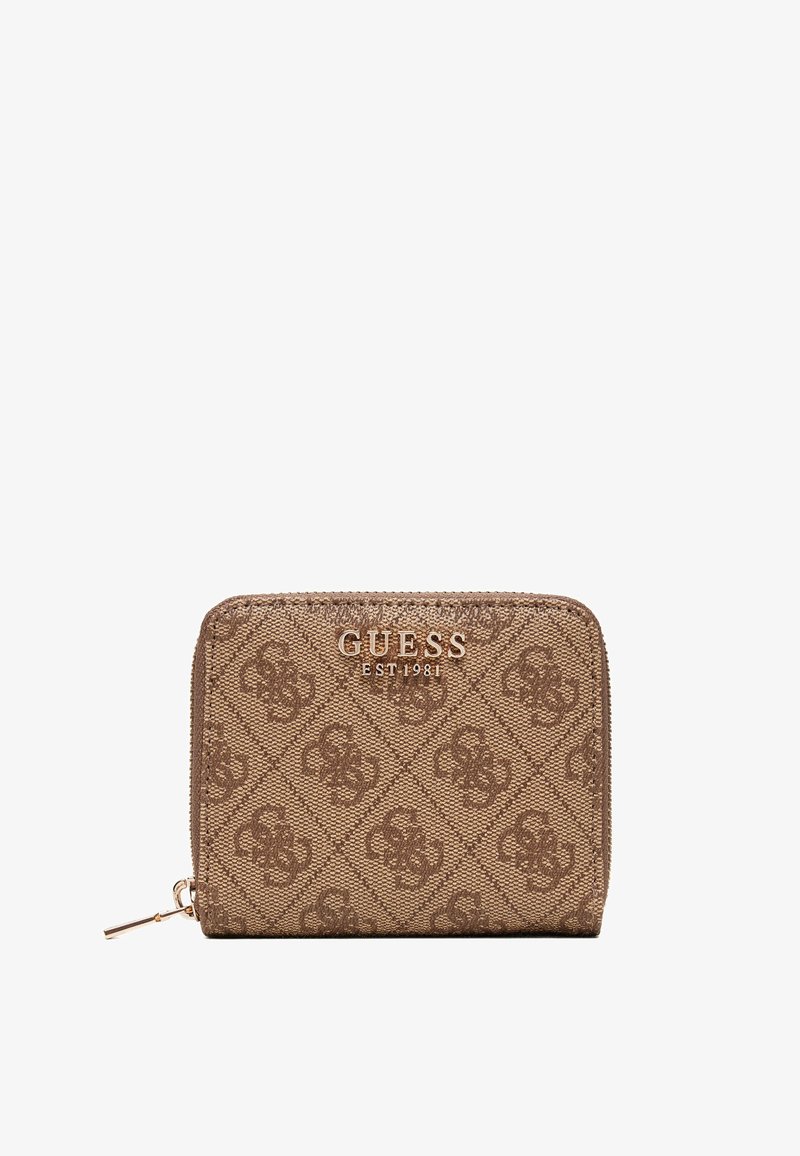 Portefeuille marron Guess avec motif logo intégral, fermeture éclair dorée et inscription "GUESS EST 1981" dorée sur le devant.