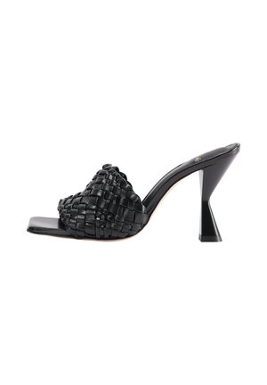 Mustad mustrid nahast väänekingad, millel on terav varvas ja ainulaadne geomeetriline kõrge konts. Siledad tekstuur ja lame talladisain.