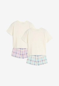 Deux ensembles assortis de hauts et de shorts. Les hauts sont en coton crème avec des manches courtes. Les shorts présentent des motifs à carreaux dans des couleurs pastel.
