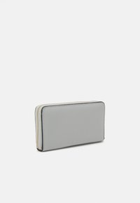 Cartera de cuero gris con textura suave y cierre de cremallera. Presenta una forma rectangular y costuras blancas a lo largo de los bordes.
